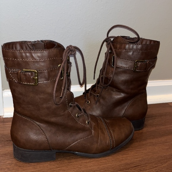 Women’s Lace Up Boots - Picture 4 of 6